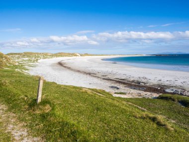 Kuzey Uist kuş gözlemcileri için bir sığınak ve Balranald 'da bir RSPB rezervi var. Aynı zamanda arkeolojiyle ilgilenen herkes için büyüleyici bir yerdir.