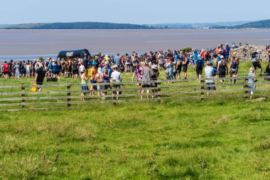 16.07.2021 Silverdale, Lancashire, İngiltere. Klasik Man vs Lakes macera koşusu daha önce hiç yaşamadığınız bir şey. Göl Bölgesi 'ne Morecambe Körfezi' nin bataklıkları üzerinde cesurca ve gerçeküstü bir geçiş yaparak gireceksiniz.