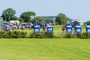 16.07.2021 Silverdale, Lancashire, İngiltere. Klasik Man vs Lakes macera koşusu daha önce hiç yaşamadığınız bir şey. Göl Bölgesi 'ne Morecambe Körfezi' nin bataklıkları üzerinde cesurca ve gerçeküstü bir geçiş yaparak gireceksiniz.