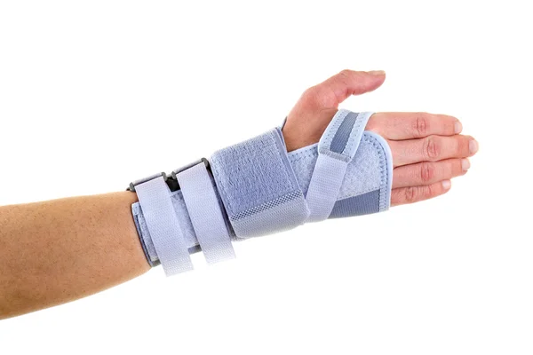 Az ember viselése támogató Wrist Brace a stúdióban — Stock Fotó