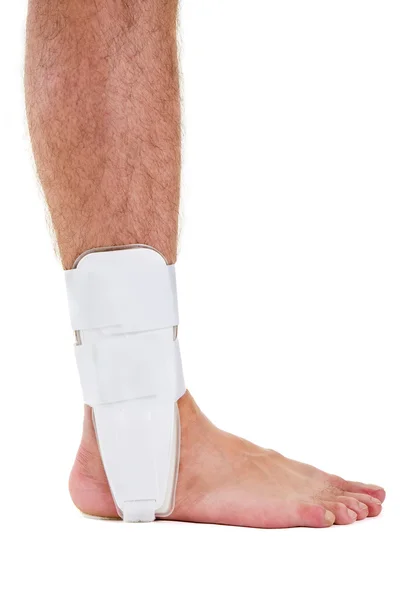 Man met blote voet dragen enkel brace — Stockfoto