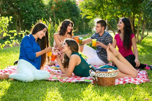 Amigos alegres com bebidas — Fotografia de Stock