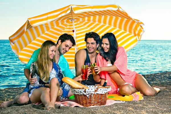 Friends under  umbrella with drinks. — Stock Photo, Image