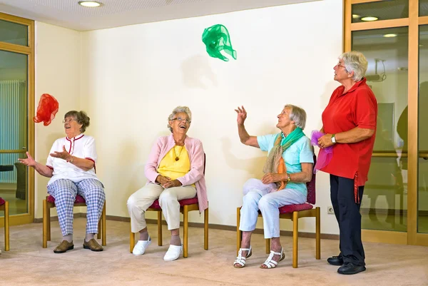 Ευτυχισμένος ηλικιωμένες κυρίες σε ένα γυμναστήριο — Φωτογραφία Αρχείου