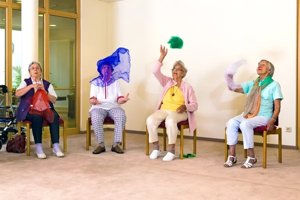 Seniores senhoras jogando cachecóis — Fotografia de Stock