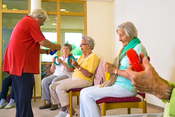 Äldre kvinnor i fitness klass — Stockfoto