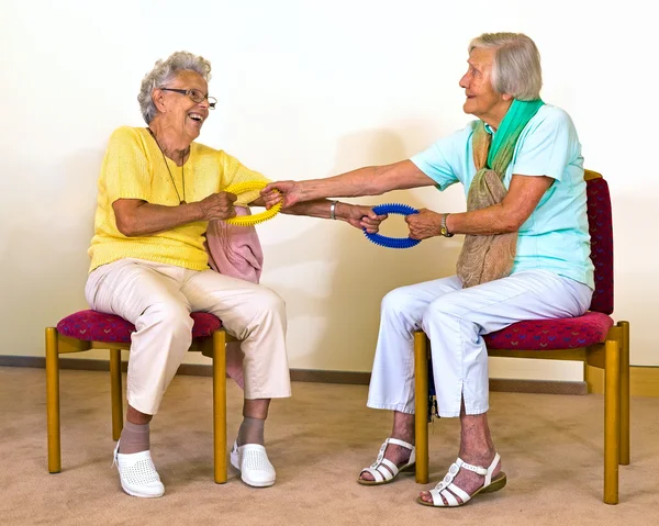 Seniorinnen machen Partnerdehnung — Stockfoto