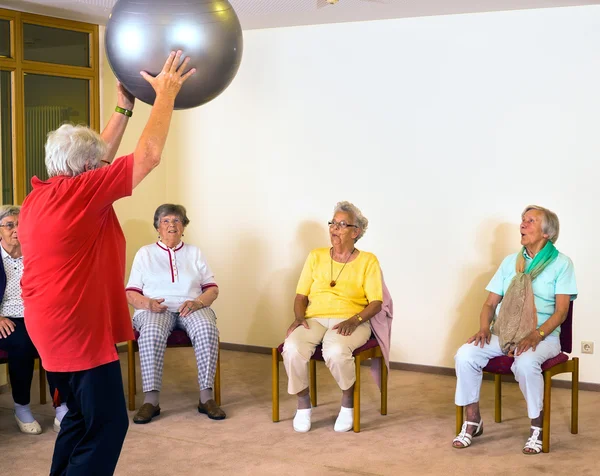 Seniorinnen im Fitnessstudio — Stockfoto