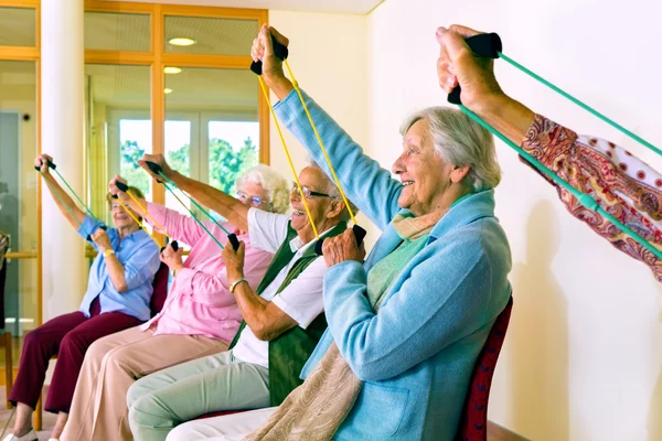 Kvinnor som använder stretching band — Stockfoto