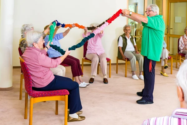 Seniorinnen mit Girlanden — Stockfoto