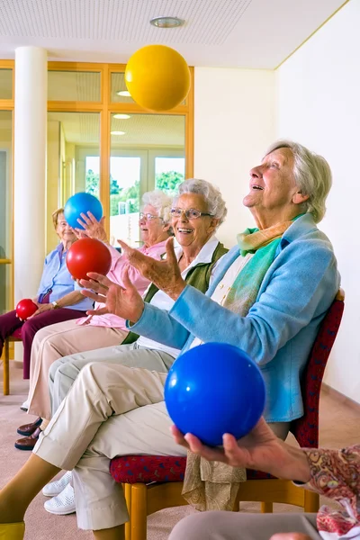 Grupo de señoras en el gimnasio de seniors — Foto de Stock