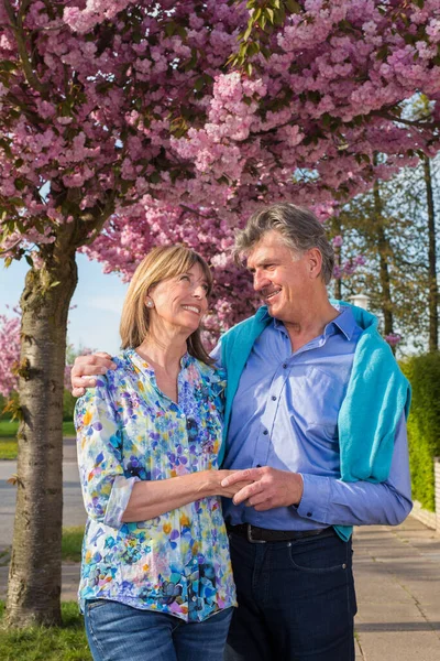 Amare Coppia Mezza Età Una Strada Primaverile Tenendosi Mano Sotto — Foto Stock