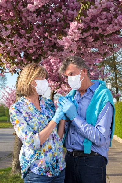 Couple Aimant Les Personnes Âgées Portant Des Masques Chirurgicaux Des Images De Stock Libres De Droits