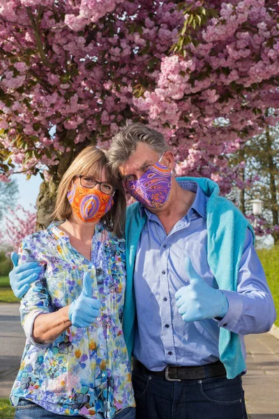 Pareja Mayor Con Una Actitud Positiva Durante Pandemia Covid Pie Imagen De Stock