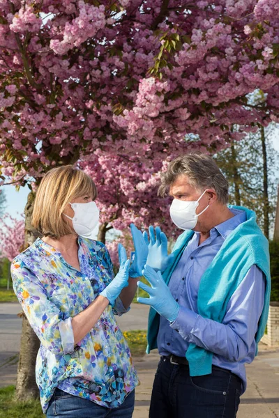 Pareja Mayor Con Mascarillas Quirúrgicas Guantes Aire Libre Primavera Durante Imagen De Stock