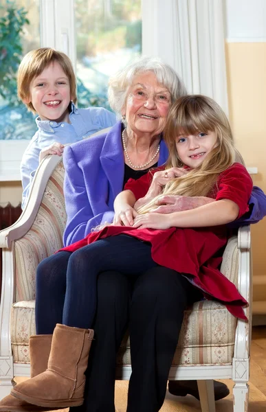 Abuela con niños sonriendo . — Foto de Stock