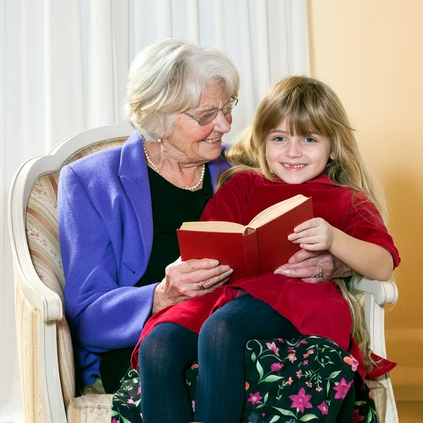 Babcia czytanie jej córka Grand. — Zdjęcie stockowe