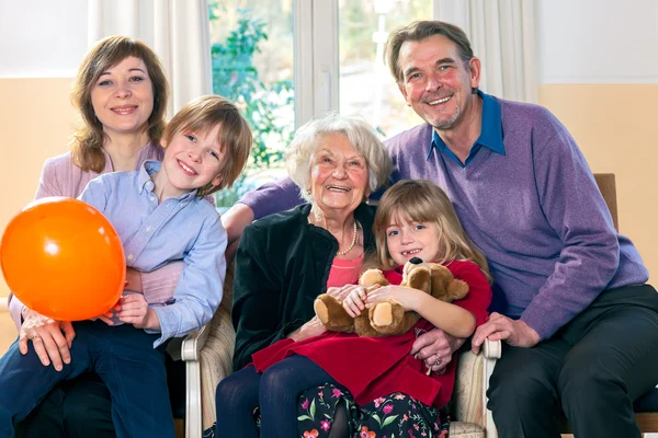 Familjen poserar med mormor. — Stockfoto