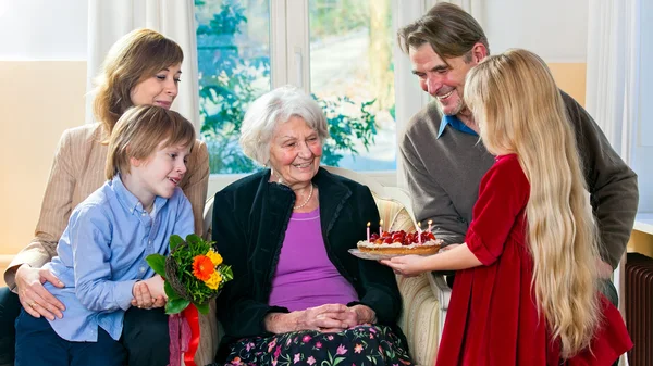 Nagymama lesz egy születésnapi torta. — Stock Fotó