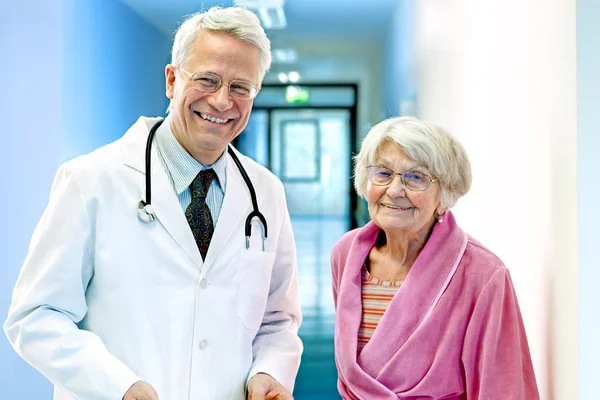 Médico con anciana hembra . — Foto de Stock