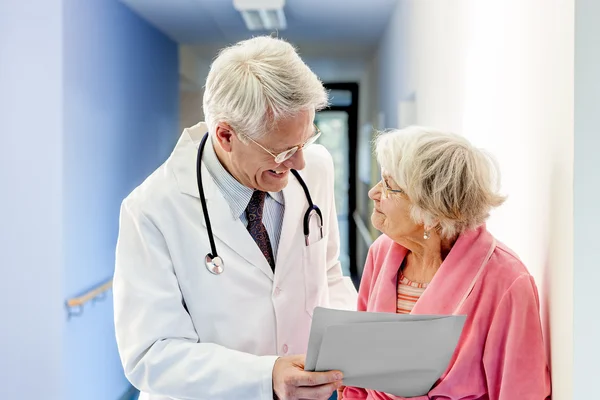 Doctor hablando con una anciana sobre buenos resultados . —  Fotos de Stock