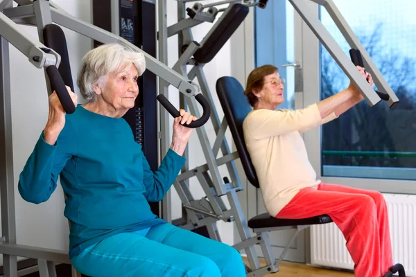 Ernsthafte Seniorinnen im Fitnessstudio — Stockfoto