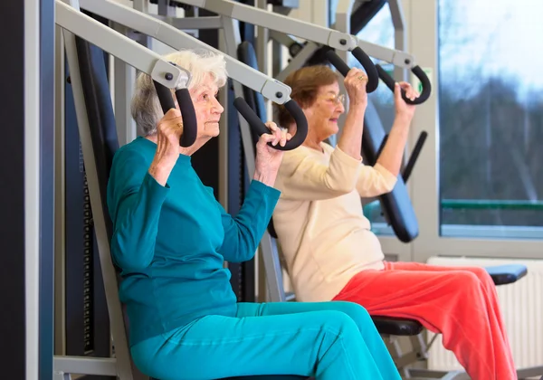 Mujeres mayores serias en el gimnasio —  Fotos de Stock
