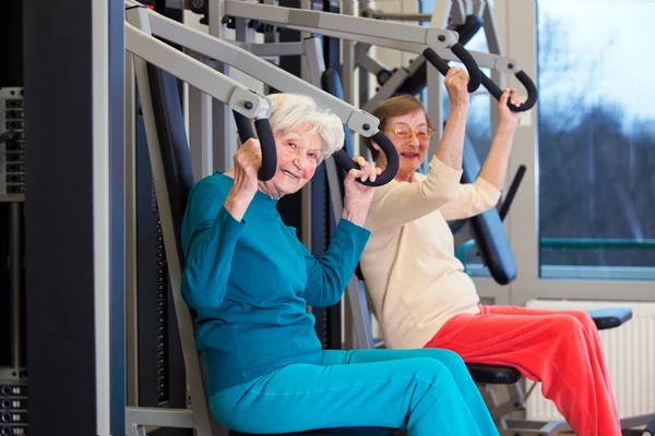 Starší ženy, cvičení v tělocvičně — Stock fotografie
