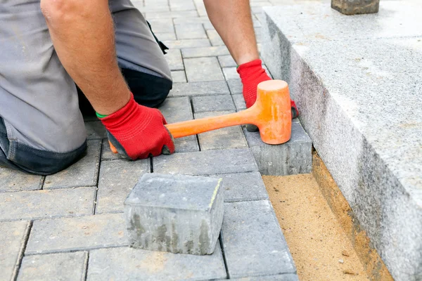 Bricklayer building up patio — Stock Image Bricklayer building up patio Royalty Free Stock Photos
