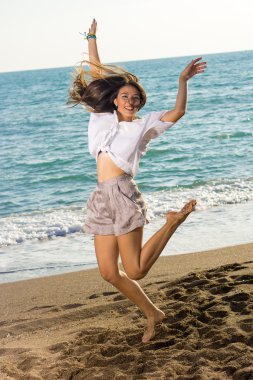 Mutlu erkek Beachfront atlama