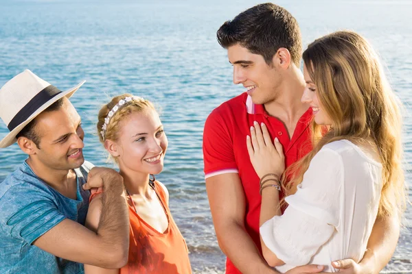 Amigos felices en la playa —  Fotos de Stock