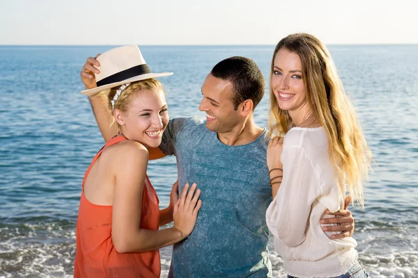 Amigos felices en la playa — Foto de Stock