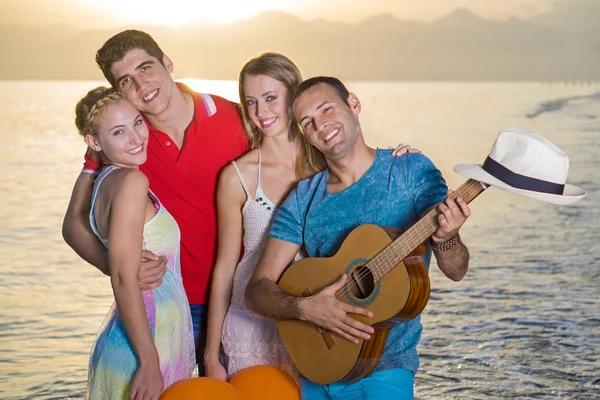 Friends standing together on beach — Stock Photo, Image