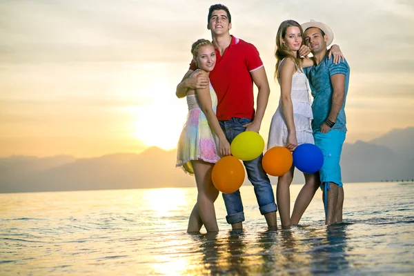Friends standing together on beach — Stock Photo, Image