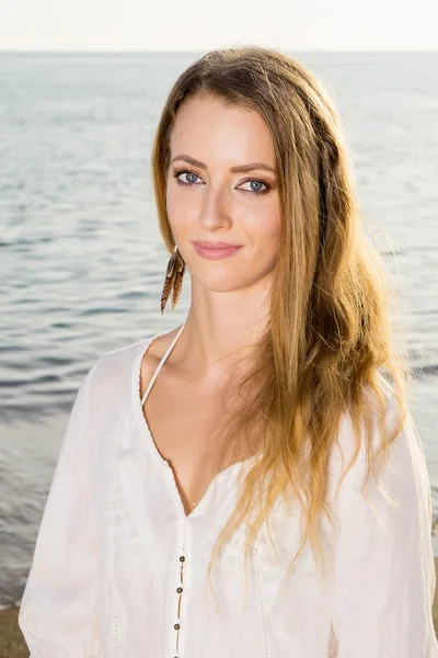 Plajda sarışın genç kadın — Stok fotoğraf
