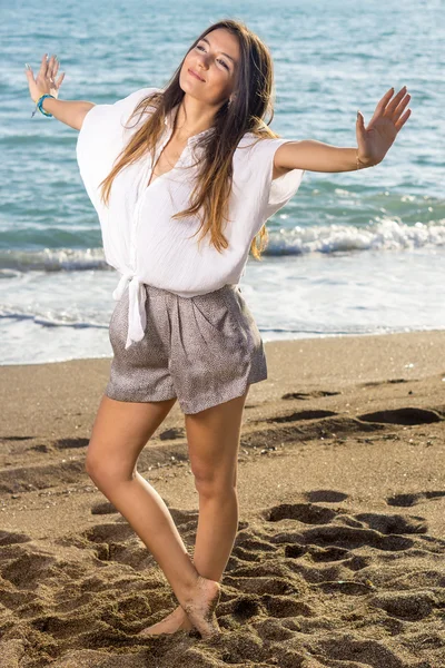 Mulher de pé na praia — Fotografia de Stock