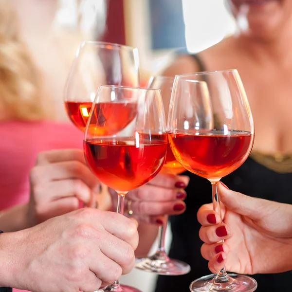 Mãos erguendo copos de vinho — Fotografia de Stock