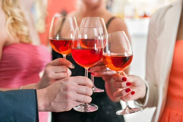 Handen verhogen glazen wijn — Stockfoto
