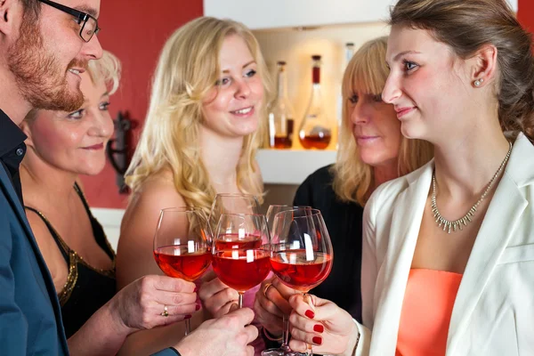 Freunde feiern mit Wein — Stockfoto