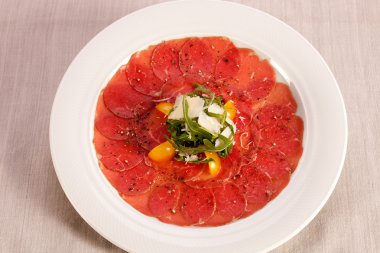 Carpaccio sığır eti ve parmesan peyniri