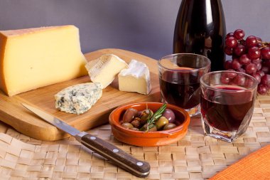 Bardak kırmızı şarap ve Akdeniz meze