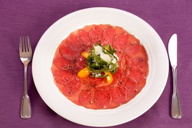 Carpaccio, ham sığır eti yemek.