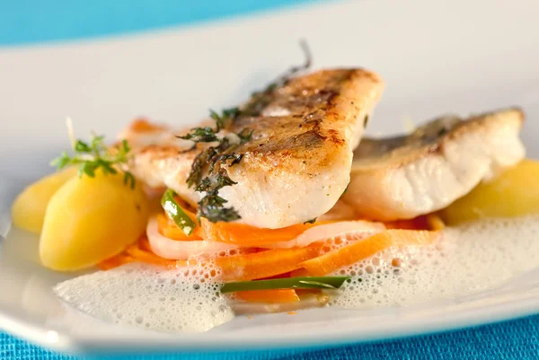 Vit fisk filet av abborre — Stockfoto