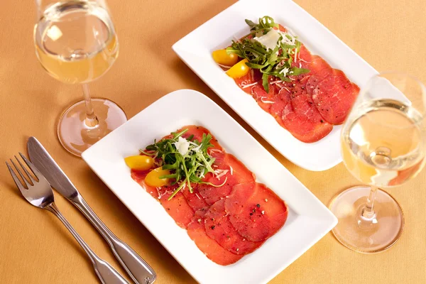 Fleisch-Carpaccio mit Rucola — Stockfoto