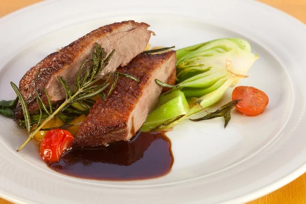 Gebratene Entenbrust und Weinsoße — Stockfoto