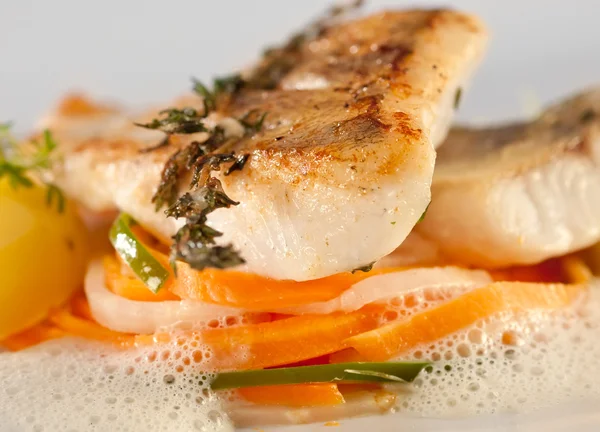 Fried pike perch with vegetables — Stock Image Fried pike perch with vegetables Royalty Free Stock Photos