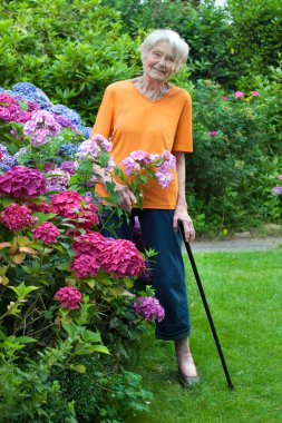 Bahçedeki son sınıf öğrencisi.