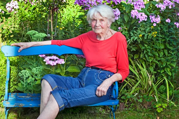 Starszy kobieta relaksu w ogrodzie — Zdjęcie stockowe