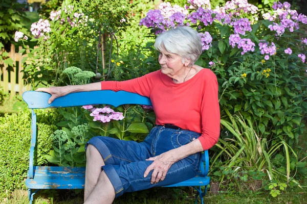 Senior mulher relaxante no jardim — Fotografia de Stock