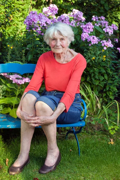 Seniorin entspannt im Garten — Stockfoto